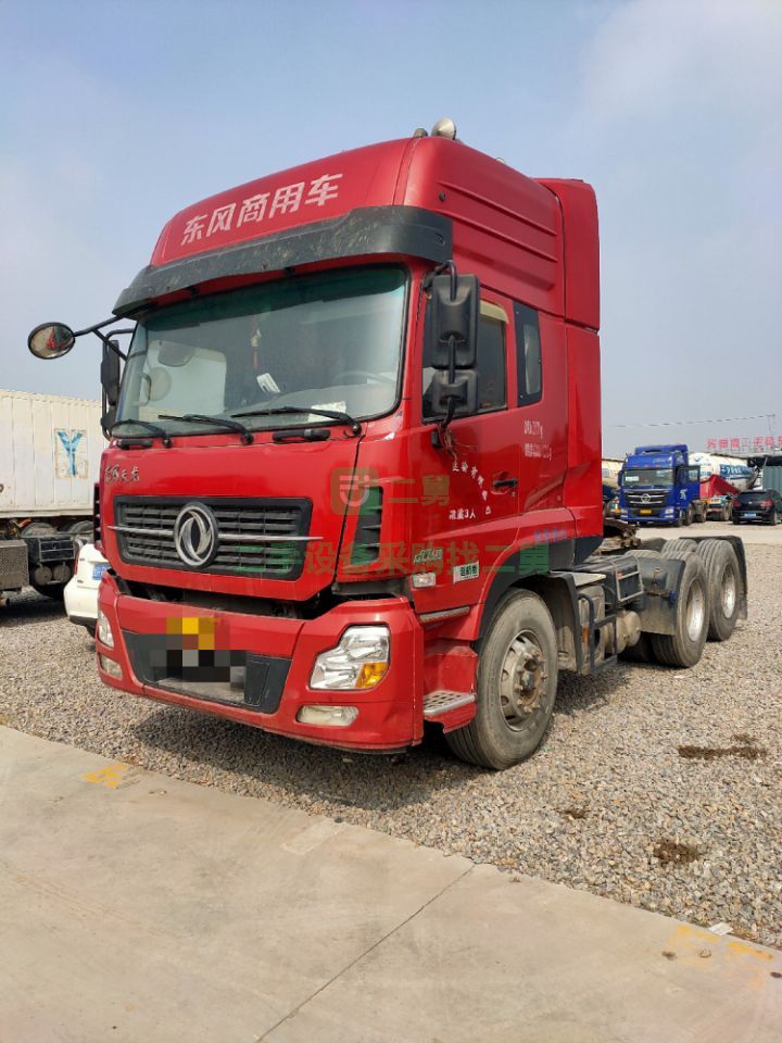 出售二手九成新的東風天龍牽引掛車