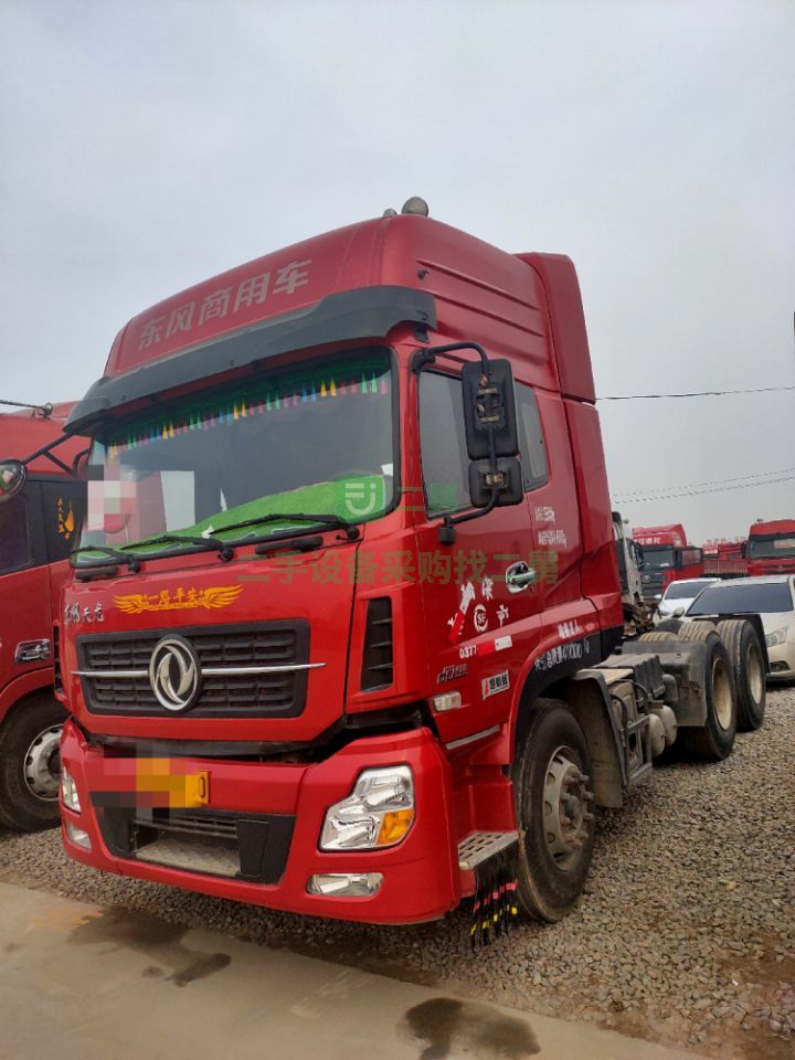 出售二手九成新的東風天龍牽引掛車
