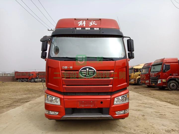 出售1年1個月2.0智慧版高寒款J6P-420雙驅(qū)全保險牽引車