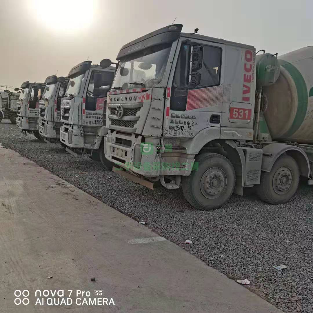 出售一臺18年杰獅輕量化大12方攪拌車，瑞江上裝