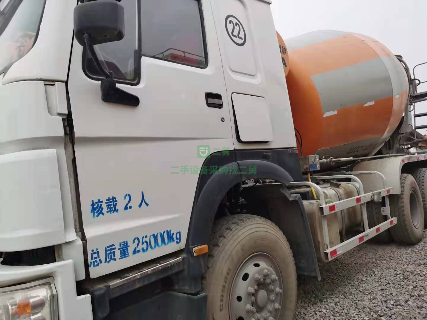 出售豪沃底盤中聯上裝12方攪拌車