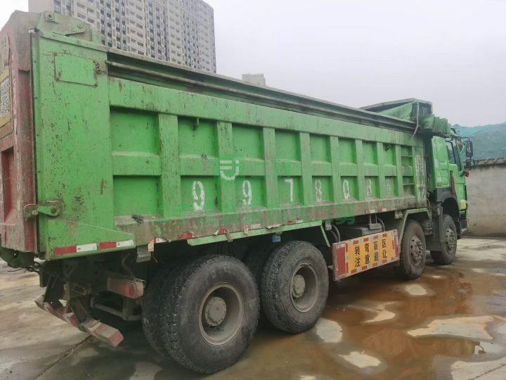出售二手九成新的豪沃19年國五自卸車