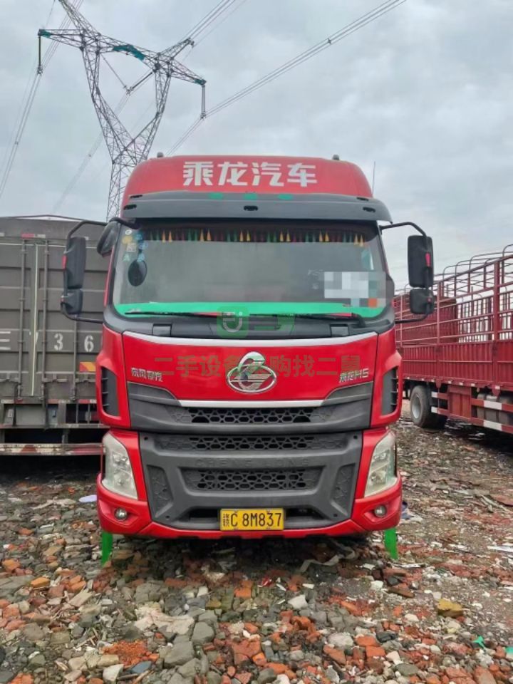 出售二手八成新的東風柳汽乘龍M3牽引車220馬力