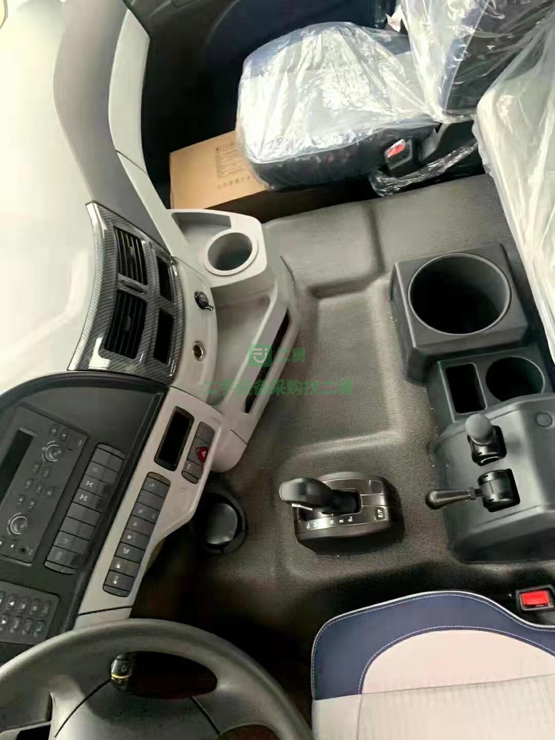 出售一臺歐曼自動擋車型牽引車，價(jià)格實(shí)惠