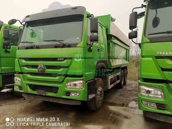 出售二手九成新的國五前四后八豪沃自卸車