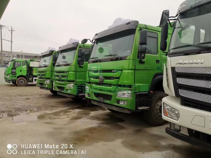 出售二手九成新的國五前四后八豪沃自卸車