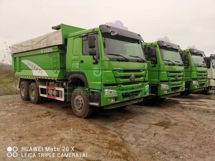 出售二手九成新的國五前四后八豪沃自卸車