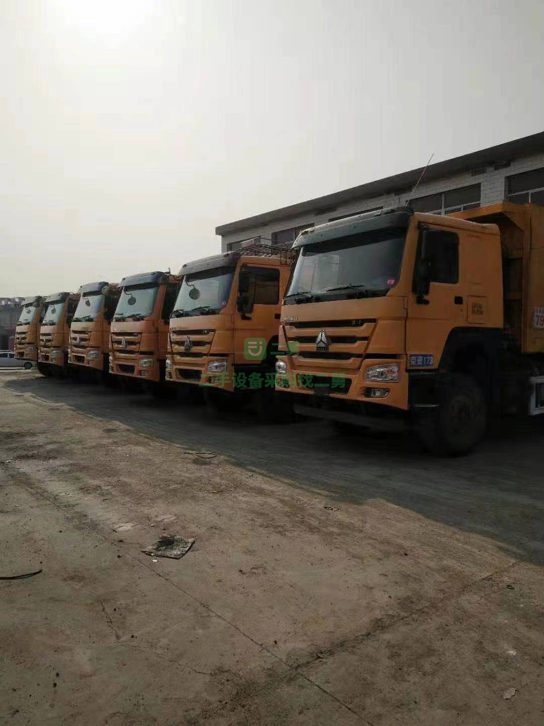急售一臺19年8月出廠無戶豪沃大黃蜂自卸車，貨箱內徑5.8米