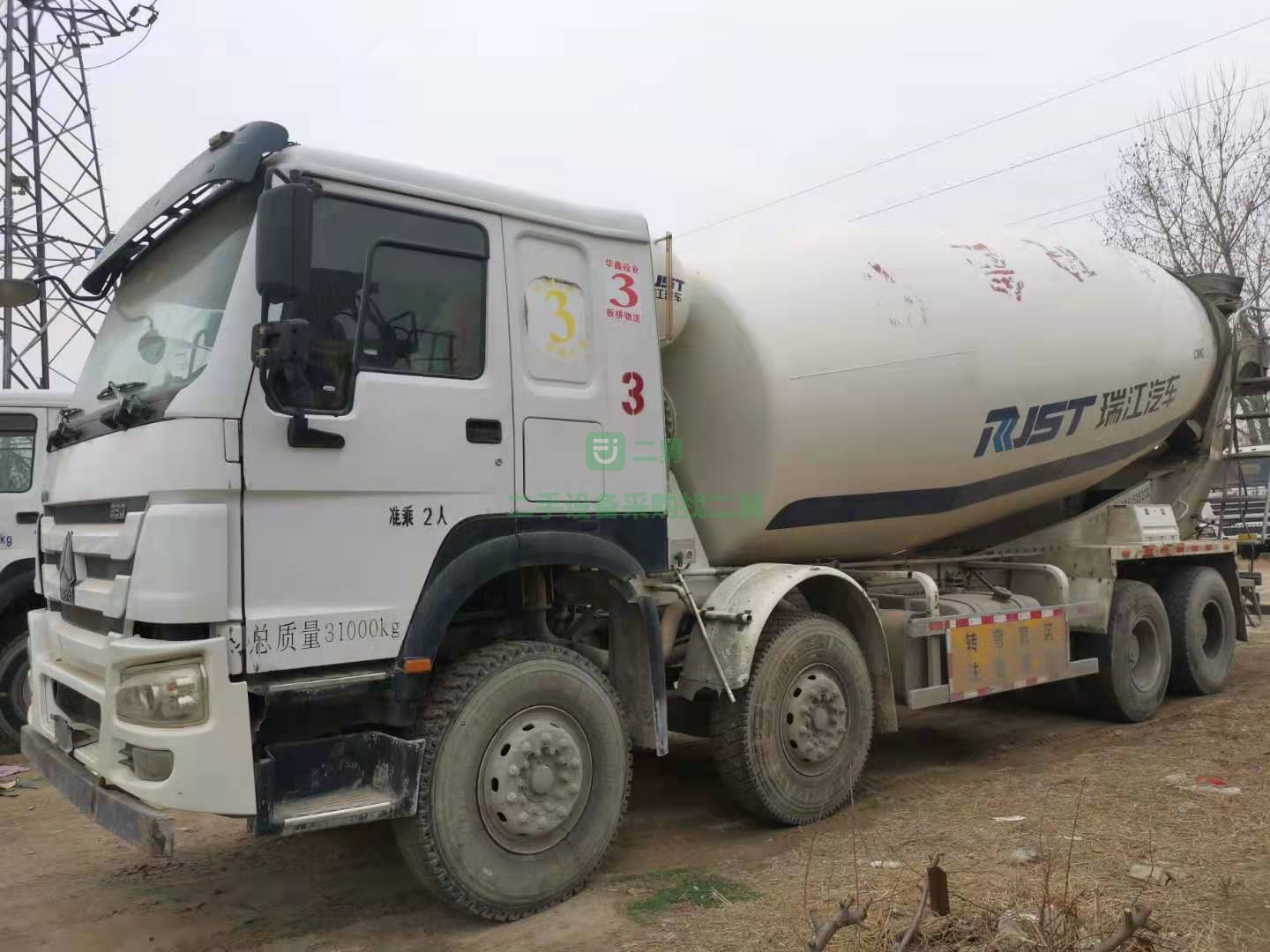 出售一臺17年出廠18年上戶豪沃攪拌車，國五排放
