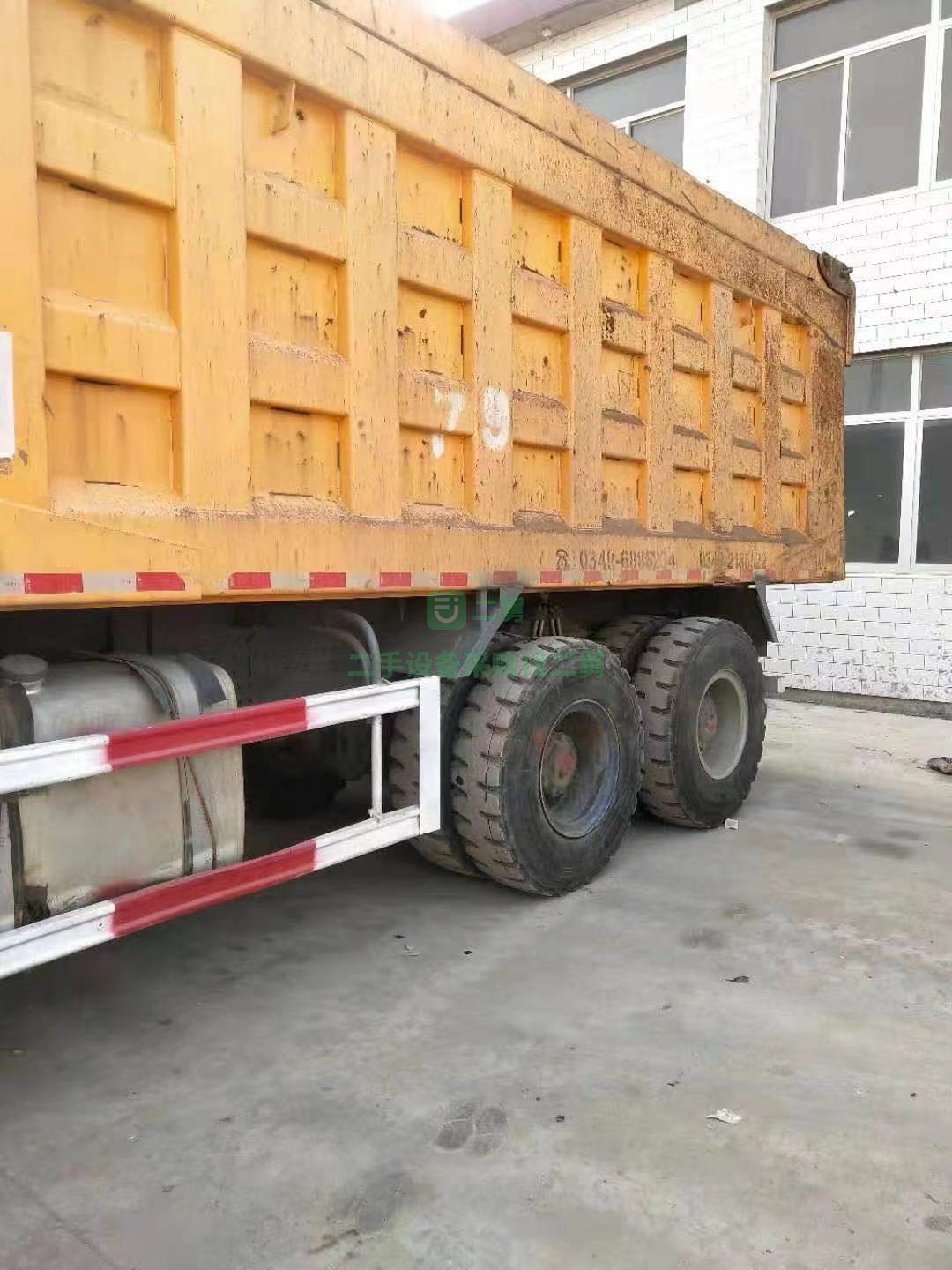 急售一臺19年8月出廠無戶豪沃大黃蜂自卸車，貨箱內徑5.8米