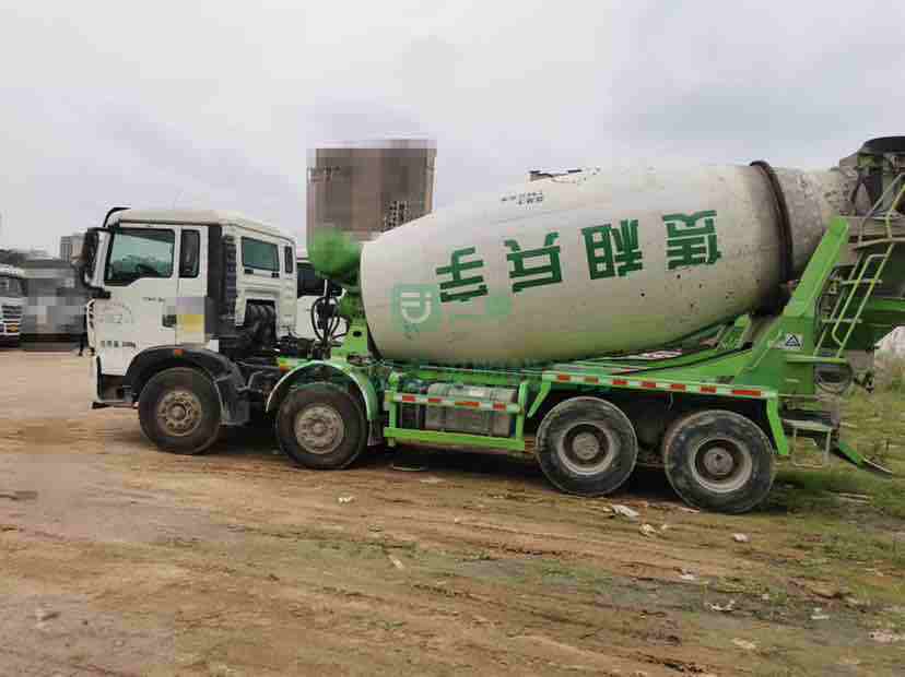 出售豪沃T5G輕量化攪拌車，國五排放，上戶不超重，凌宇上裝大12拉15方，全國提檔