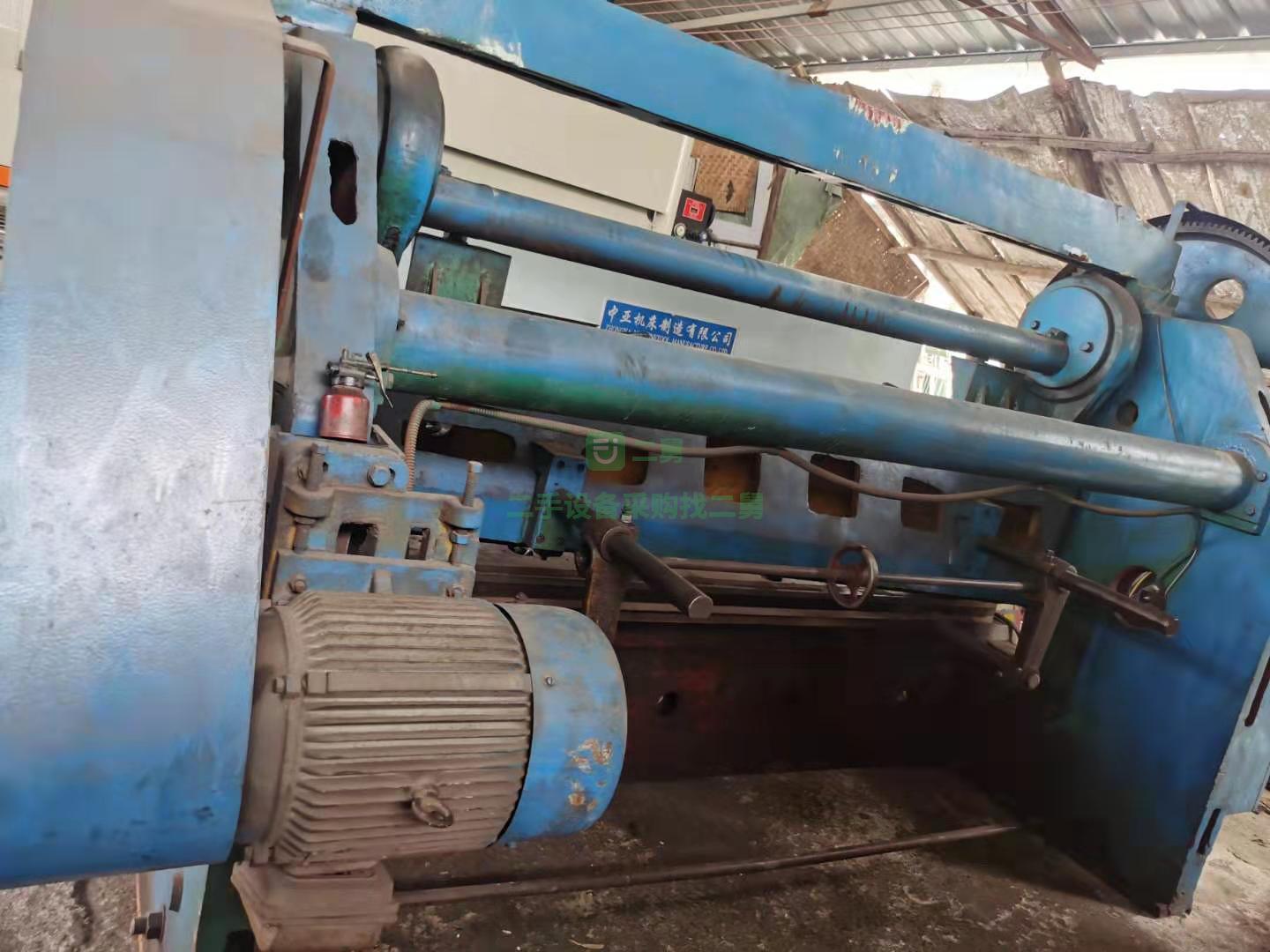 出售一臺重型機械剪板機8x2500，自重7噸