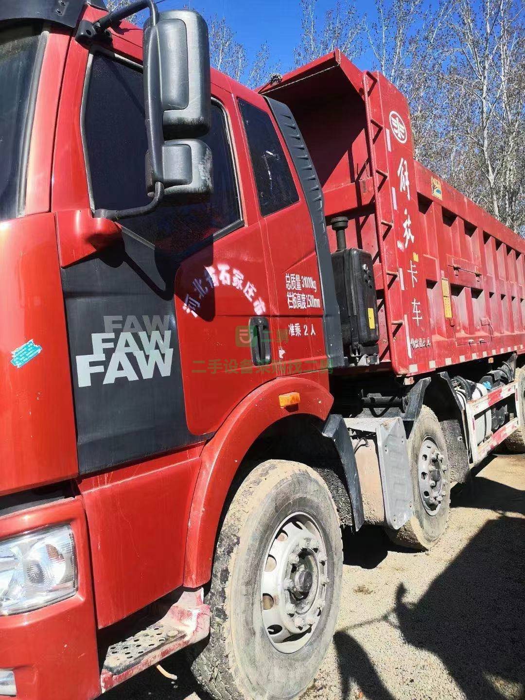 出售一臺(tái)19年輕型解放前四后八箱長(zhǎng)7.5米自卸車
