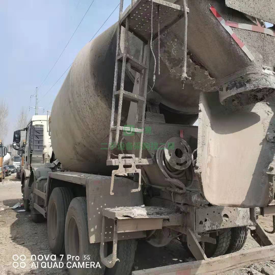 出售一臺17年國五豪沃大12方攪拌車，亞特上裝