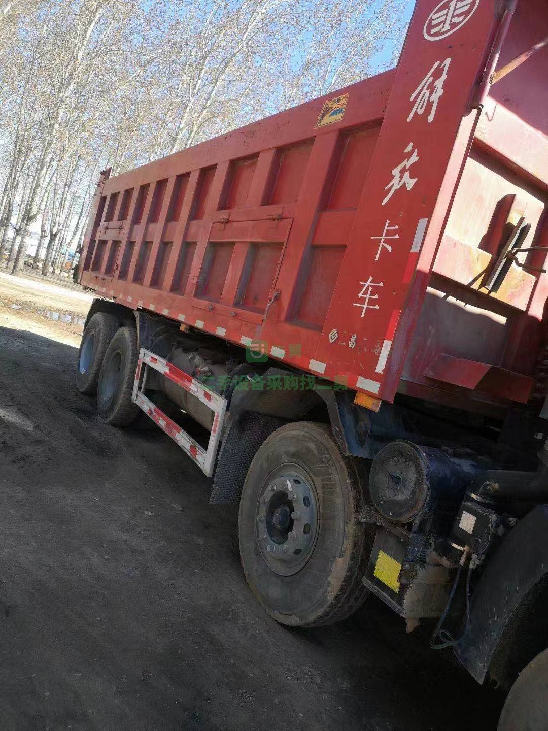 出售一臺(tái)19年輕型解放前四后八箱長(zhǎng)7.5米自卸車