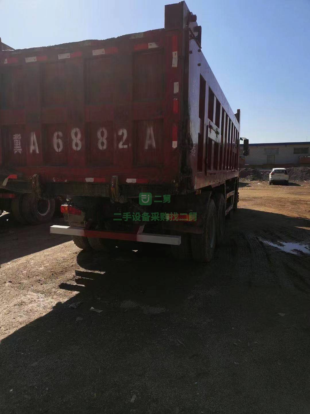 出售一臺(tái)19年輕型解放前四后八箱長(zhǎng)7.5米自卸車