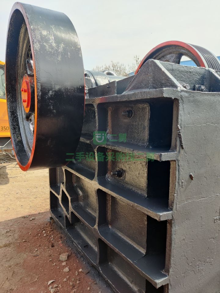 出售二手九成新的焦礦600X900顎式破碎機