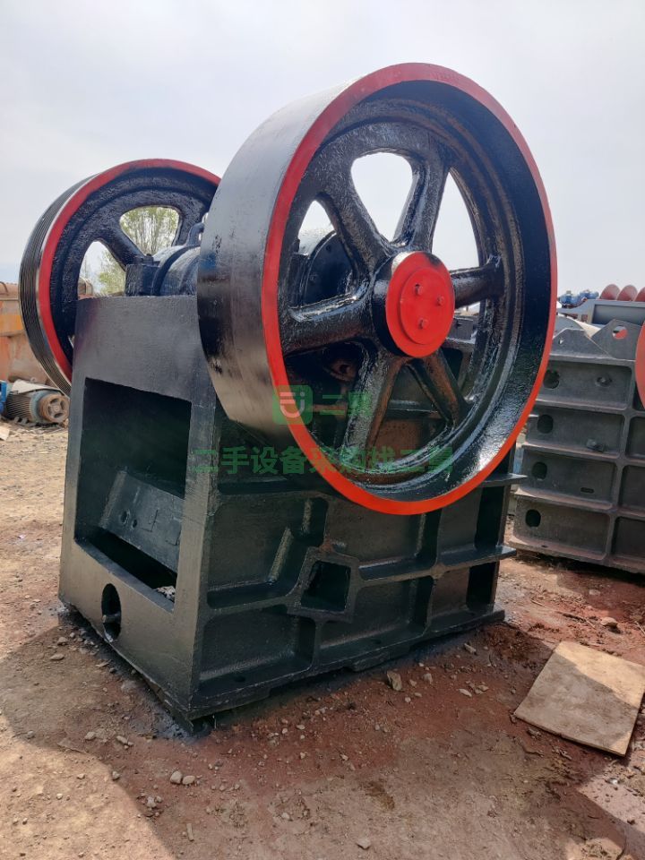 出售二手九成新的焦礦600X900顎式破碎機