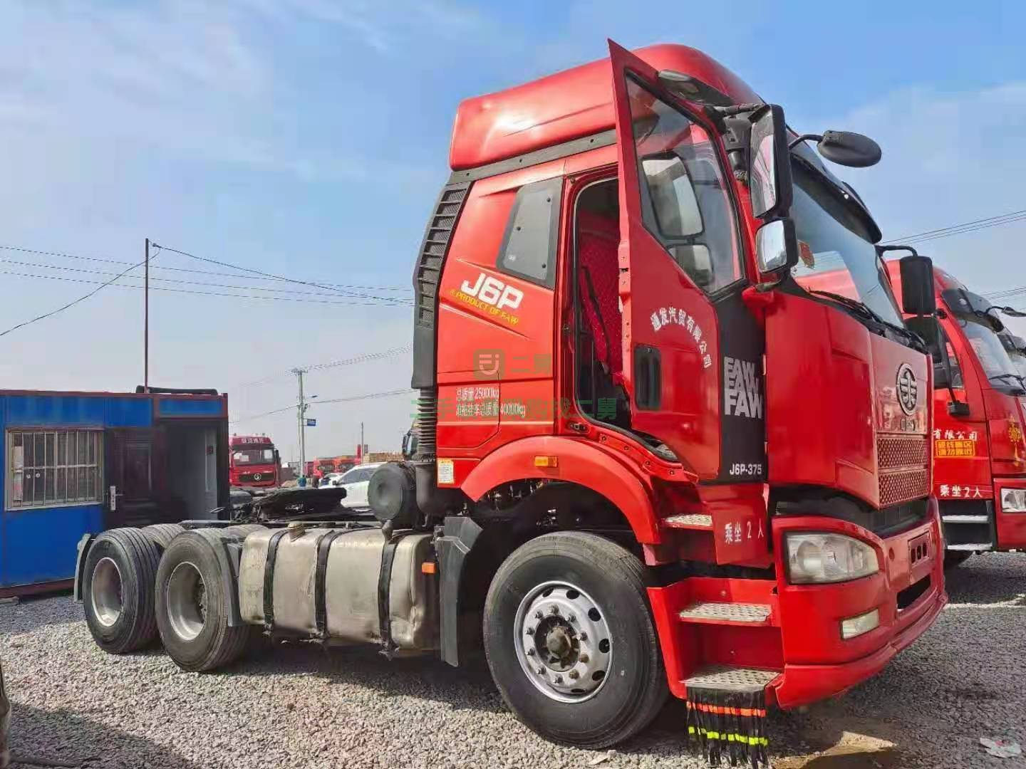出售一臺18年2月解放J6P-375馬力牽引車，錫柴發動機