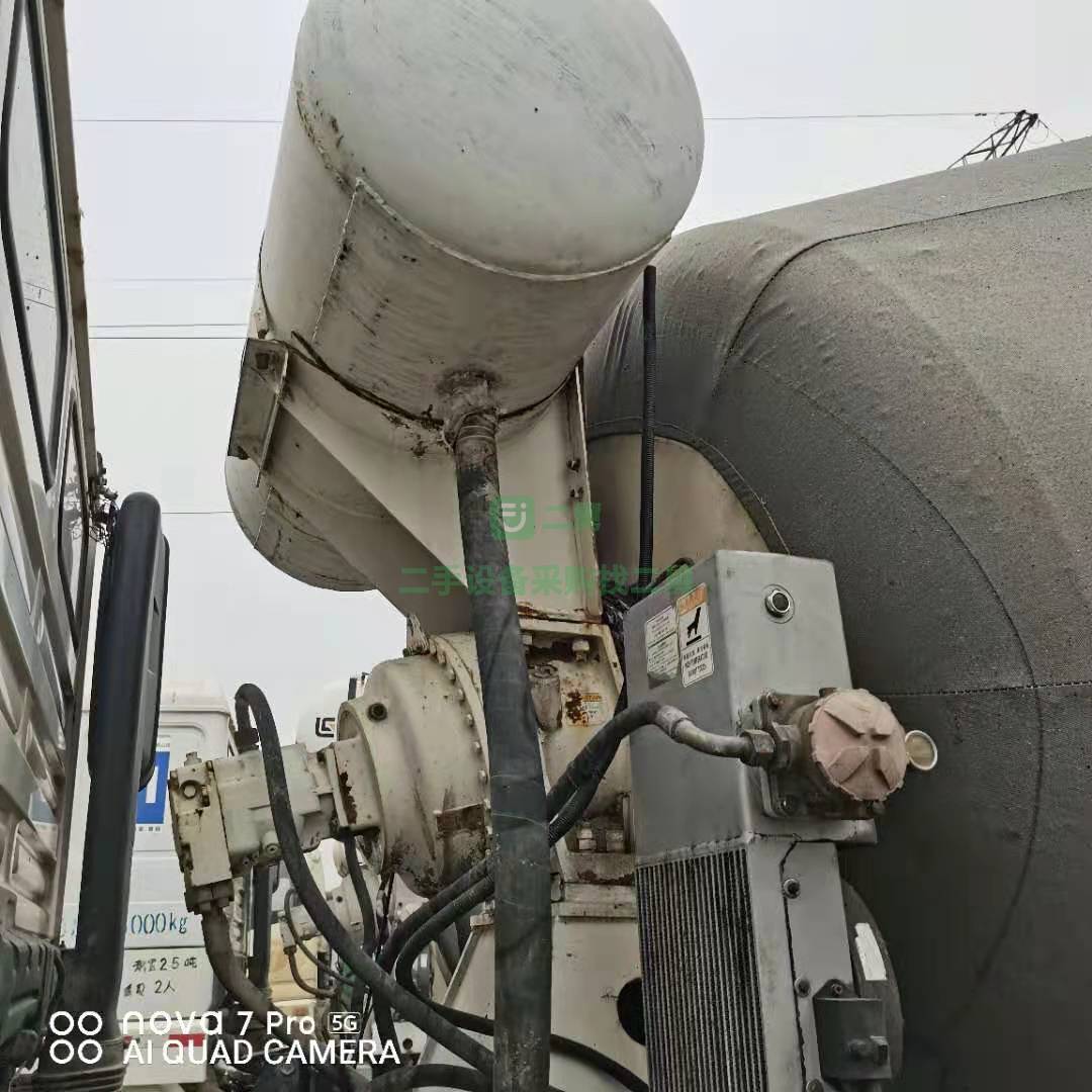 出售一臺13年國三德龍大12方攪拌車，柳工上裝
