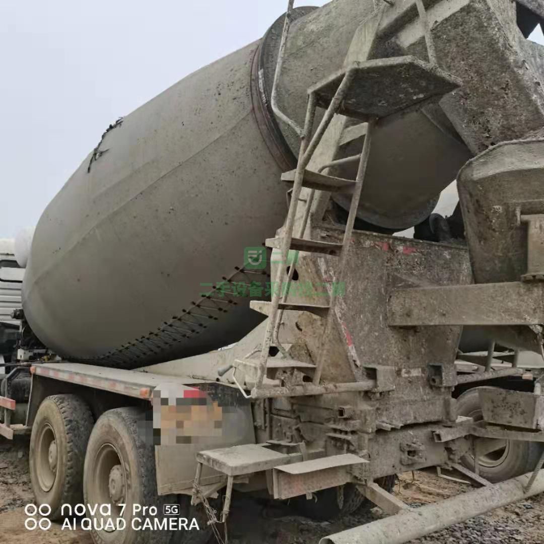 出售一臺13年國三德龍大12方攪拌車，柳工上裝