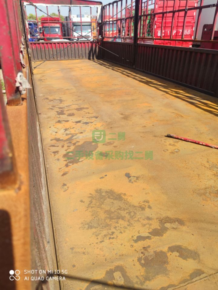 出售解放j6p/550馬力牽引車帶中集13米高低倉欄