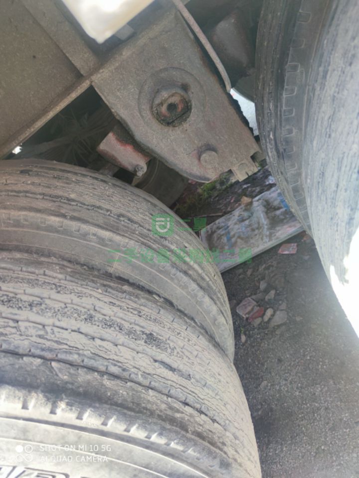 出售解放j6p/550馬力牽引車帶中集13米高低倉欄