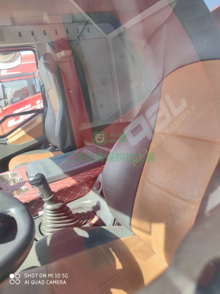 出售解放j6p/550馬力牽引車帶中集13米高低倉欄