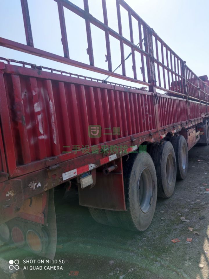 出售解放j6p/550馬力牽引車帶中集13米高低倉欄