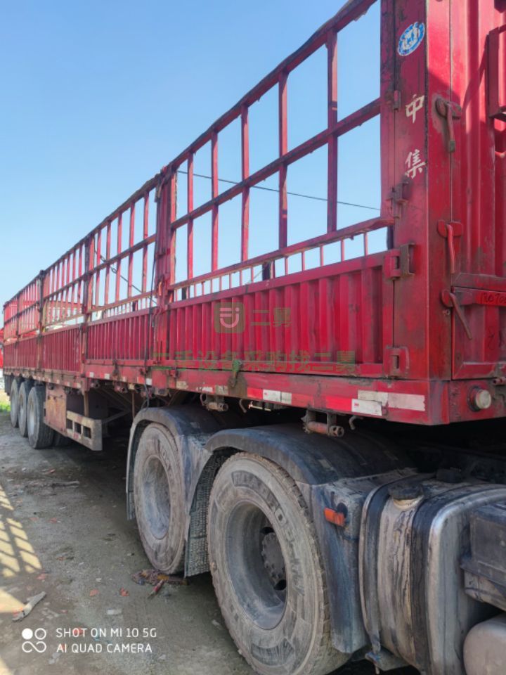 出售解放j6p/550馬力牽引車帶中集13米高低倉欄
