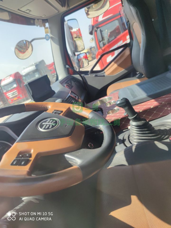 出售解放j6p/550馬力牽引車帶中集13米高低倉欄
