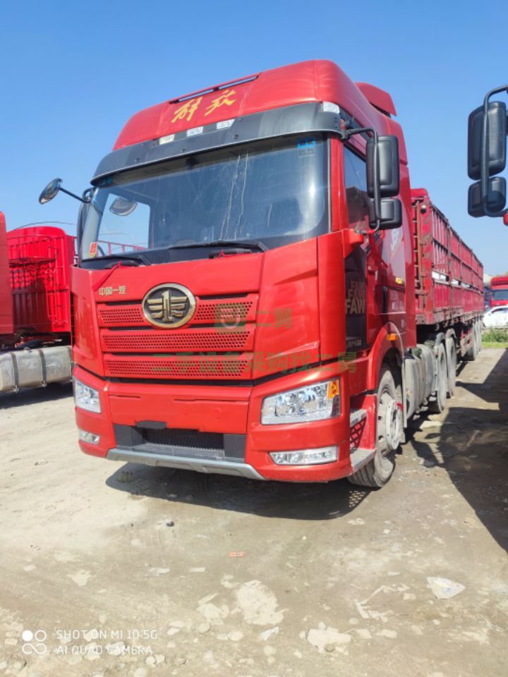 出售解放j6p/550馬力牽引車帶中集13米高低倉欄