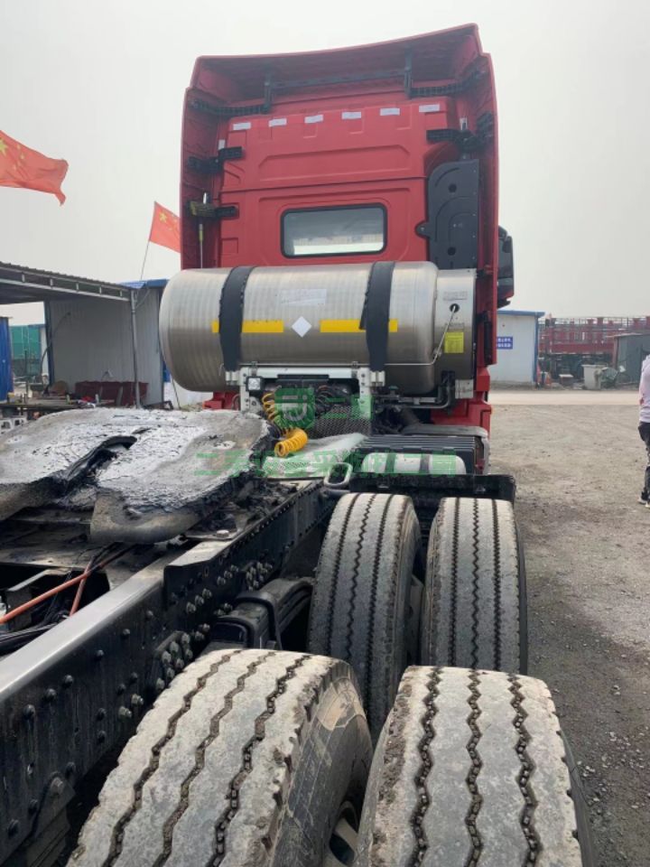 出售一年整德龍X3000/430馬力雙驅天然氣牽引車