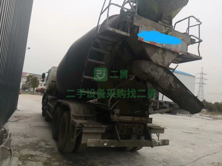 出售17年12月份，豪沃中聯(lián)罐攪拌車，大16拉18方，國五