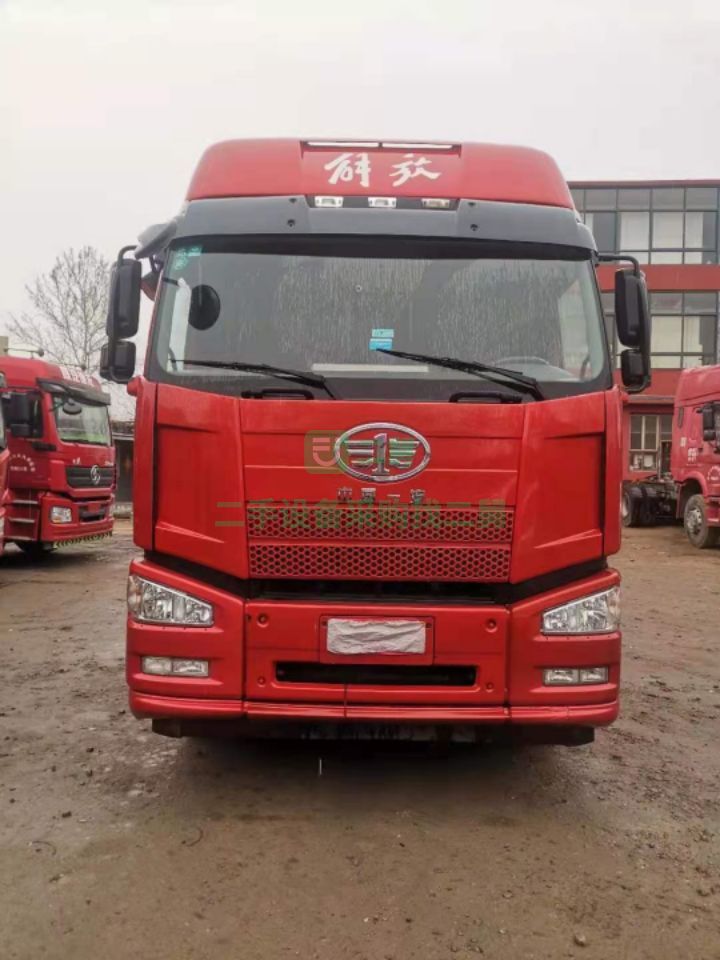 出售16年9月份國四雙驅(qū)解放J6P/420馬力牽引車