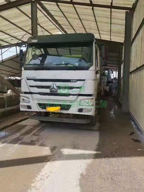 出售17年12月份，豪沃中聯(lián)罐攪拌車，大16拉18方，國五
