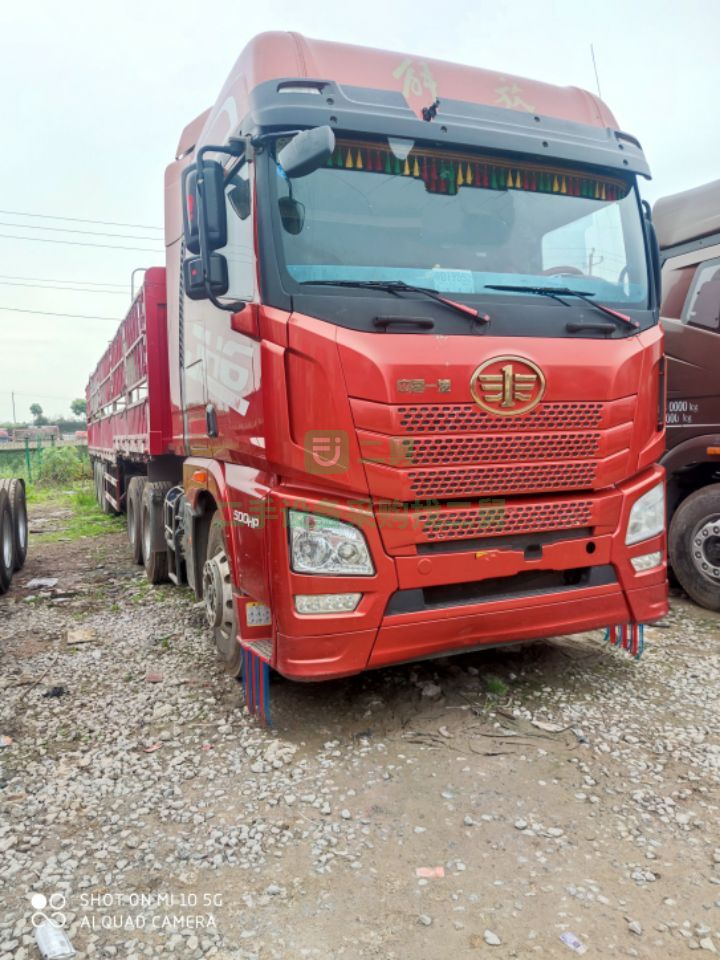 出售二手的解放jh6牽引車，500馬力濰柴發動機，帶13米高低倉欄掛板