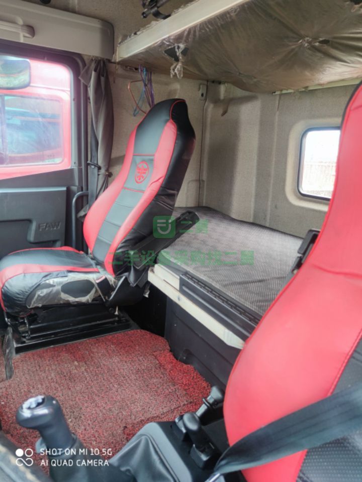 出售二手的解放jh6牽引車，500馬力濰柴發動機，帶13米高低倉欄掛板