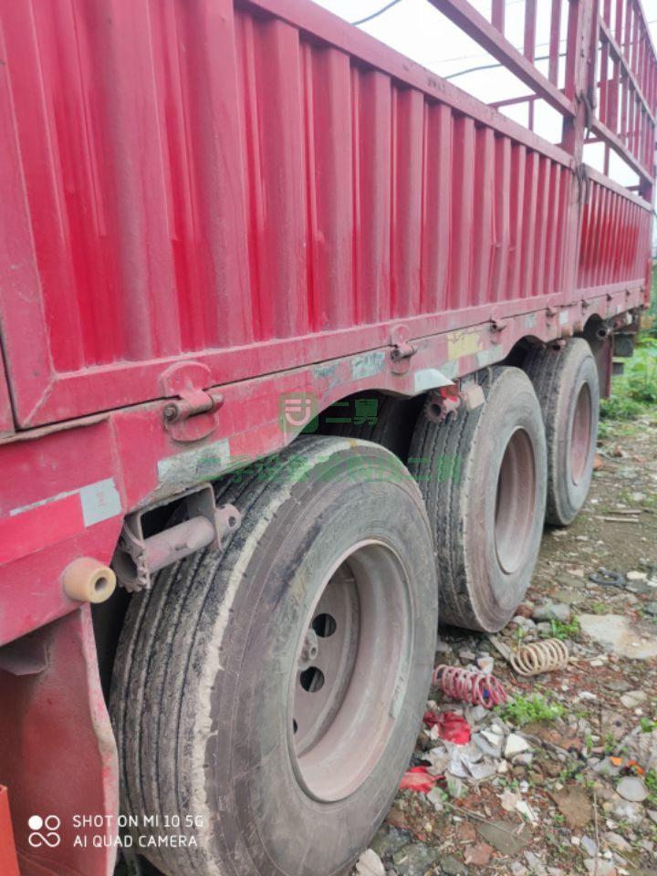 出售二手的解放jh6牽引車，500馬力濰柴發動機，帶13米高低倉欄掛板
