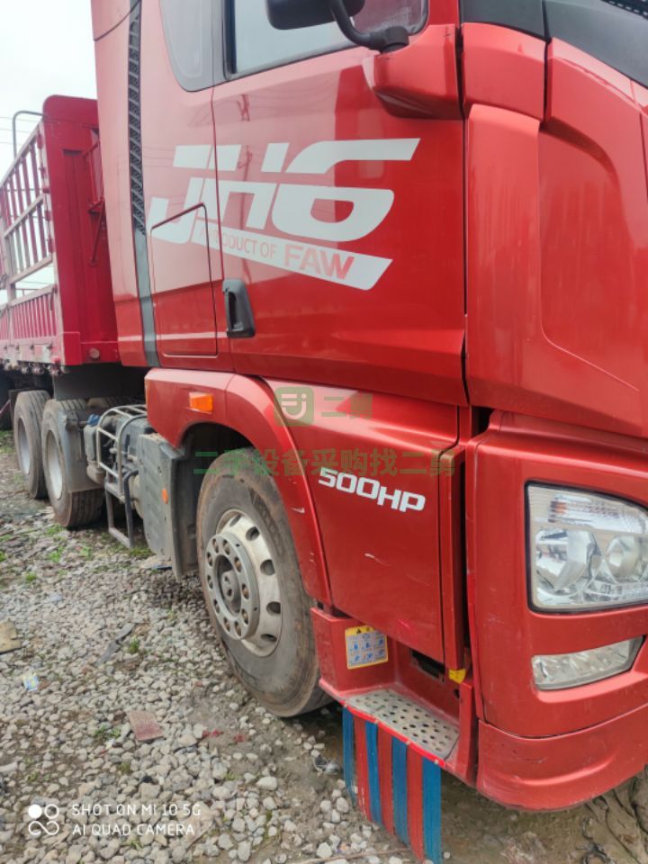 出售二手的解放jh6牽引車，500馬力濰柴發動機，帶13米高低倉欄掛板