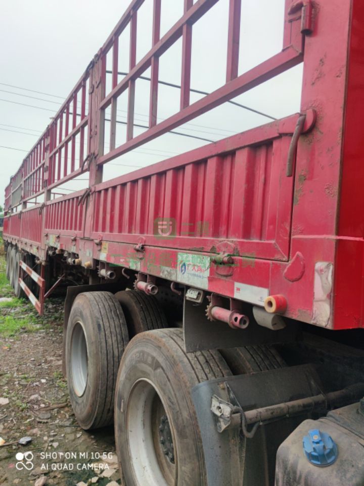 出售二手的解放jh6牽引車，500馬力濰柴發動機，帶13米高低倉欄掛板