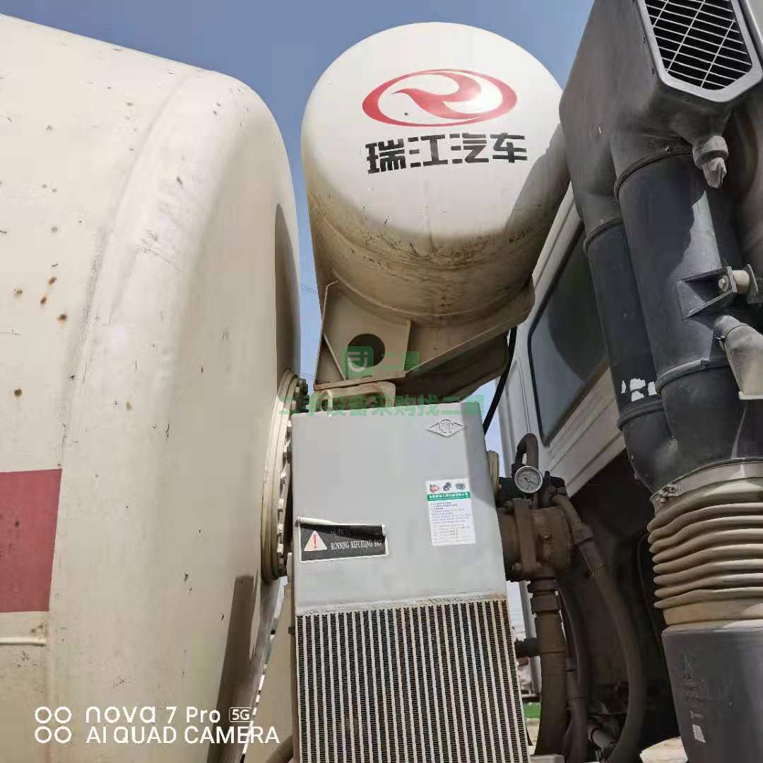 急售一臺15年2月豪沃瑞江上裝攪拌車，20方