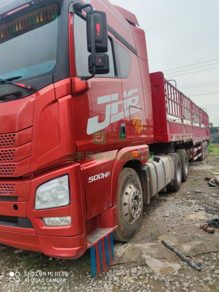 出售二手的解放jh6牽引車，500馬力濰柴發動機，帶13米高低倉欄掛板