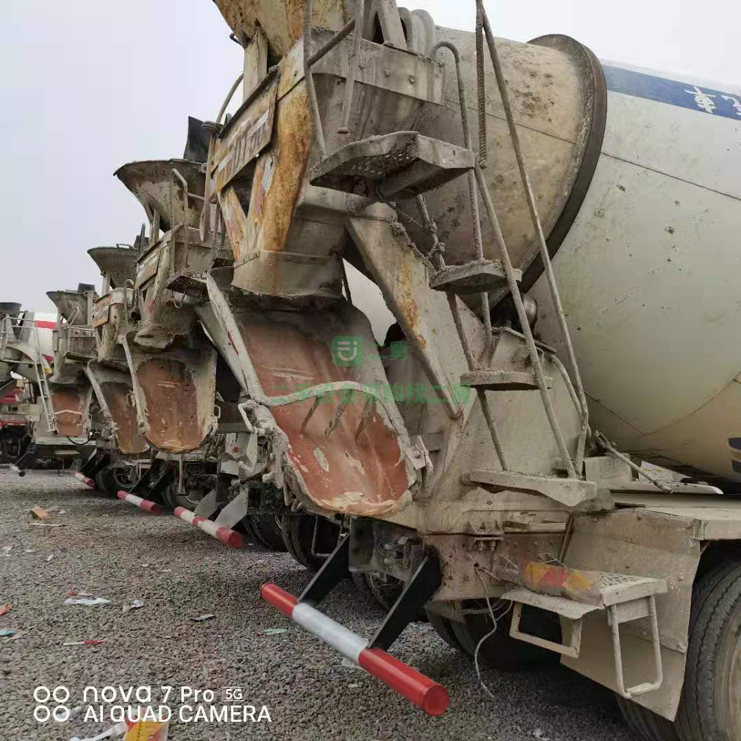 急售一臺(tái)17年國(guó)五10方罐攪拌車(chē)，星馬上裝
