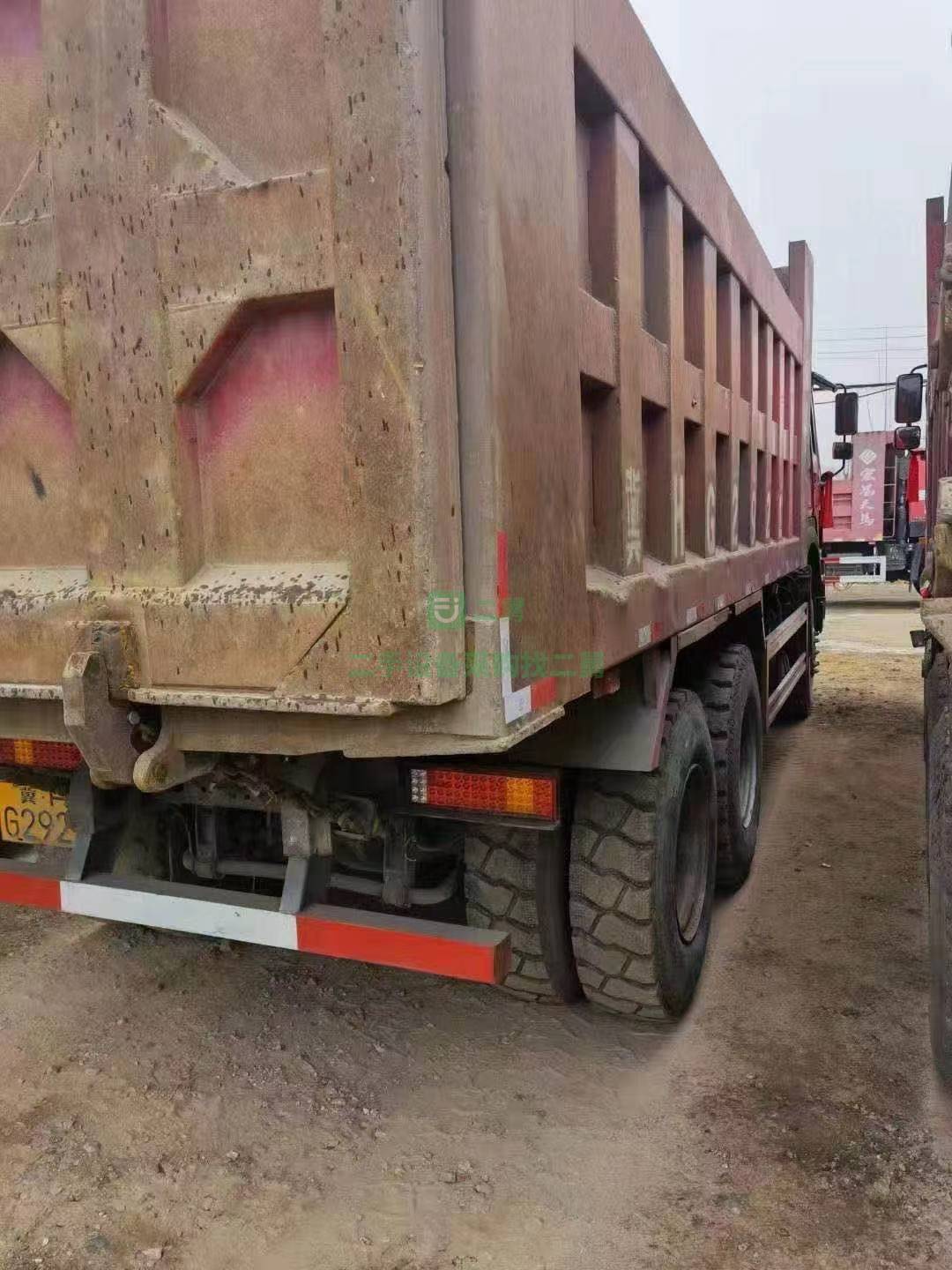 急售一臺19年豪沃后八輪大箱長度6米自卸車，公告1.5米承德個人戶