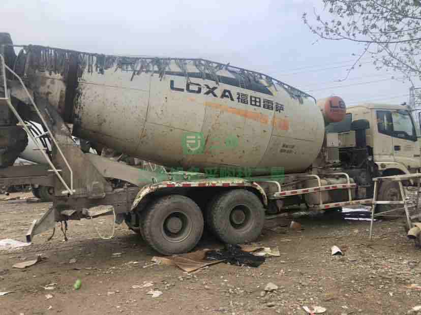 出售13年歐曼攪拌車，L8上裝大14拉16方，單買打包都可以，剛檢完車，包提檔