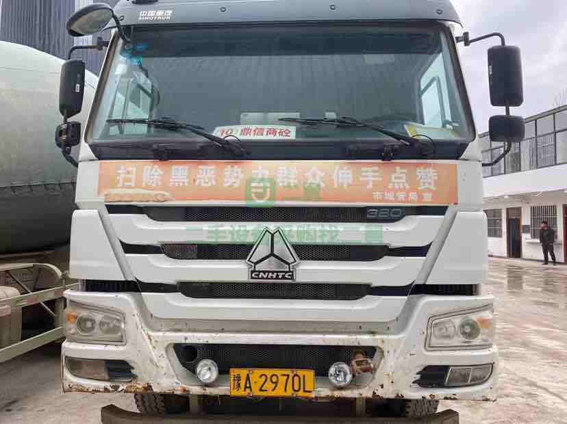 出售1臺攪拌站17年豪沃攪拌車，亞特上裝大20方，車況極品，包提檔，價格便宜