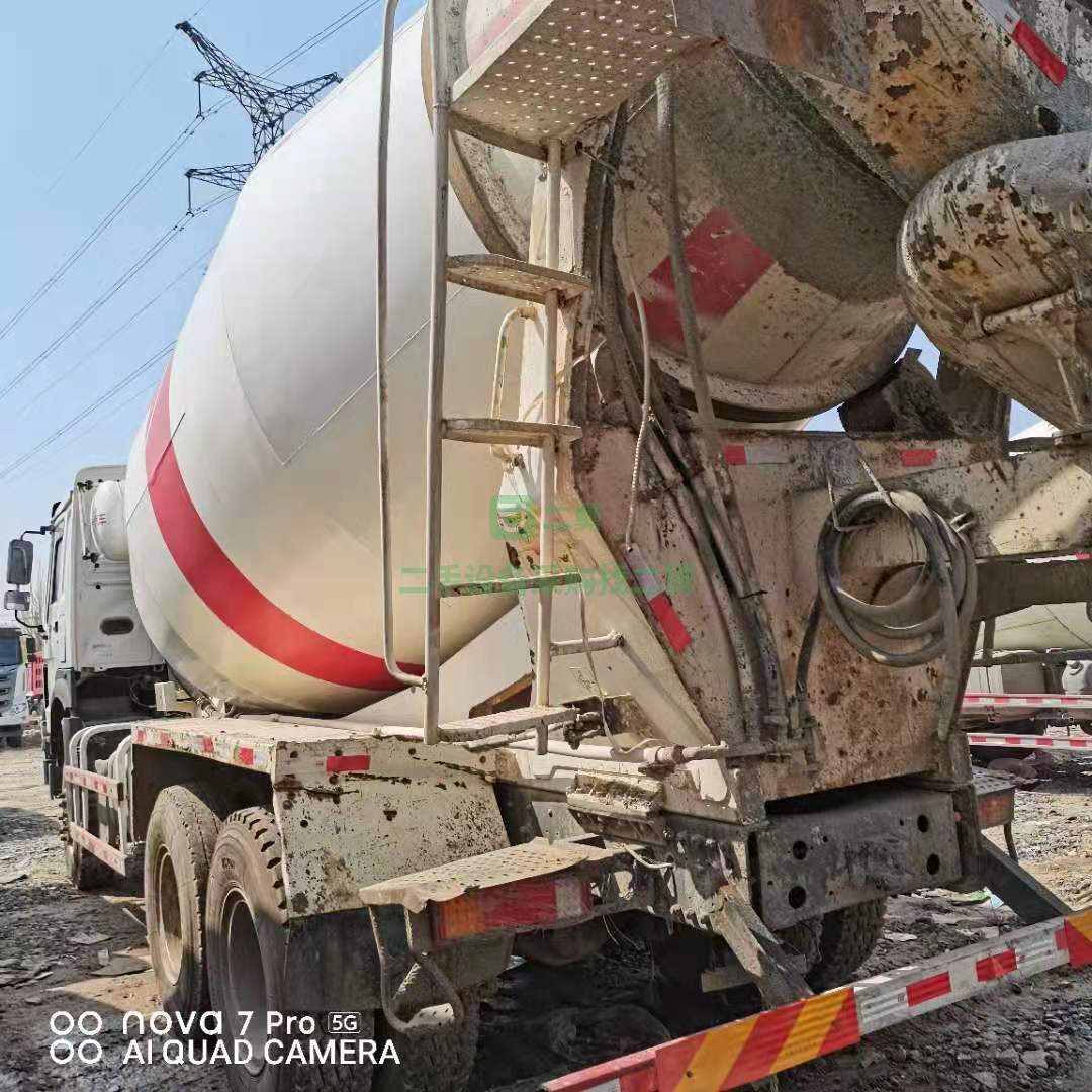 出售一臺14年國四豪沃大12方攪拌車，三一上裝