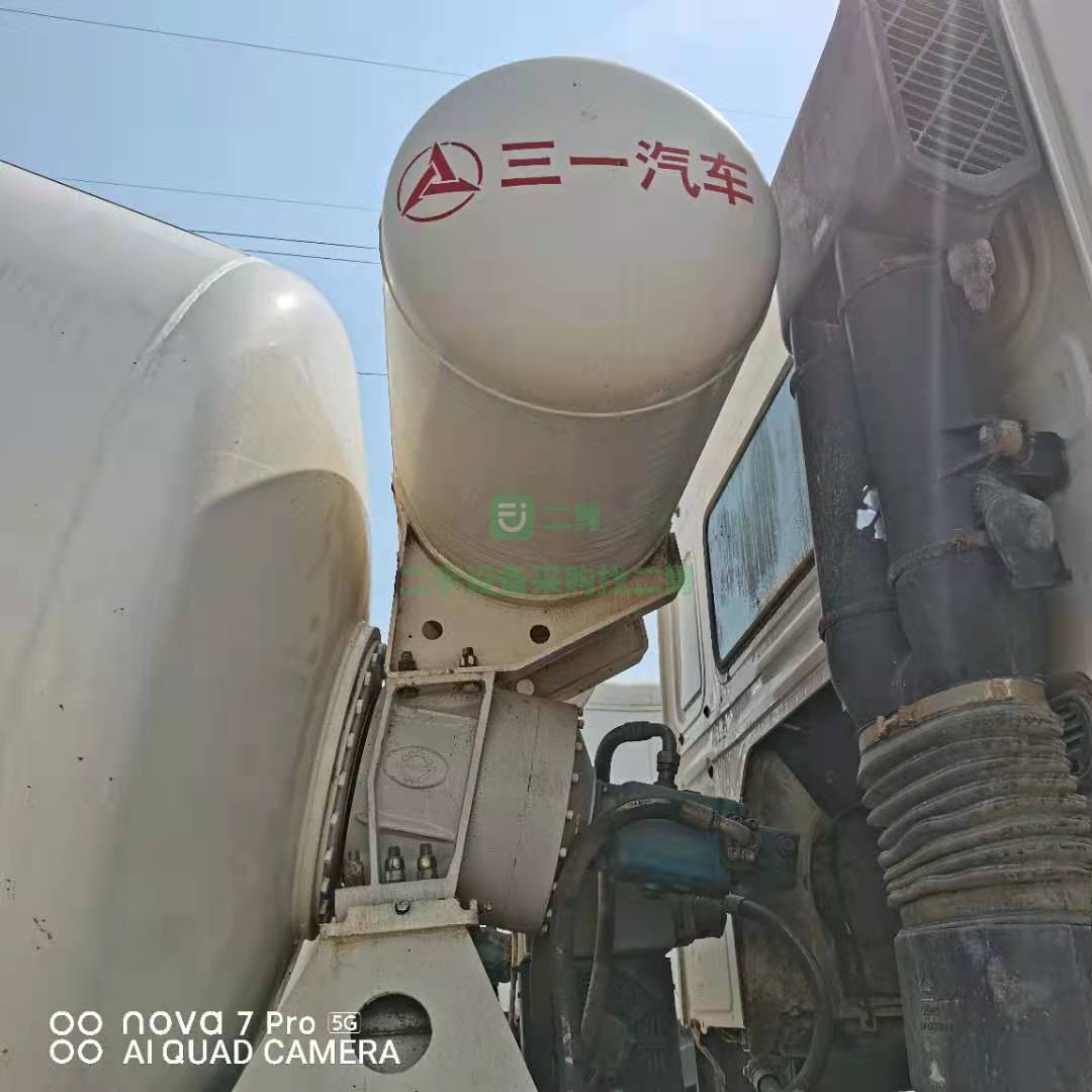 出售一臺14年國四豪沃大12方攪拌車，三一上裝