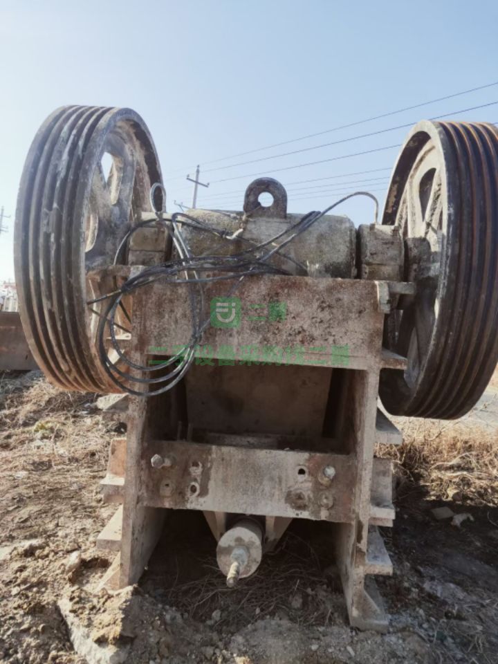 出售69鄂式破碎機帶電機